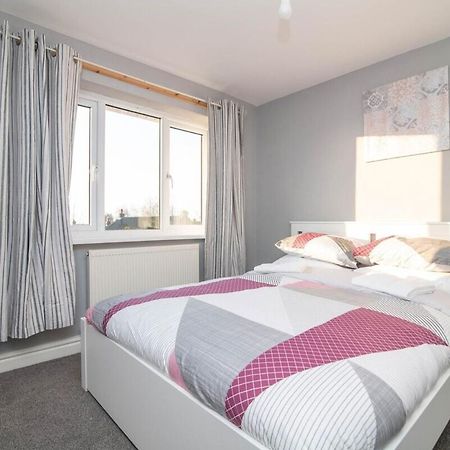 Spacious Two Bed House With Parking And Garden 达德利 外观 照片
