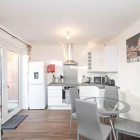 Spacious Two Bed House With Parking And Garden 达德利 外观 照片