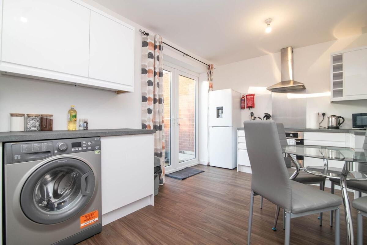 Spacious Two Bed House With Parking And Garden 达德利 外观 照片
