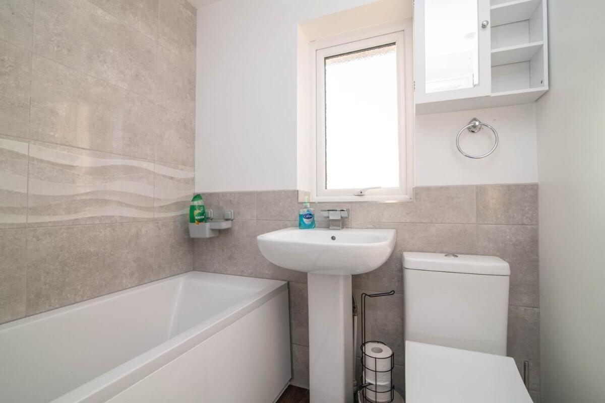 Spacious Two Bed House With Parking And Garden 达德利 外观 照片