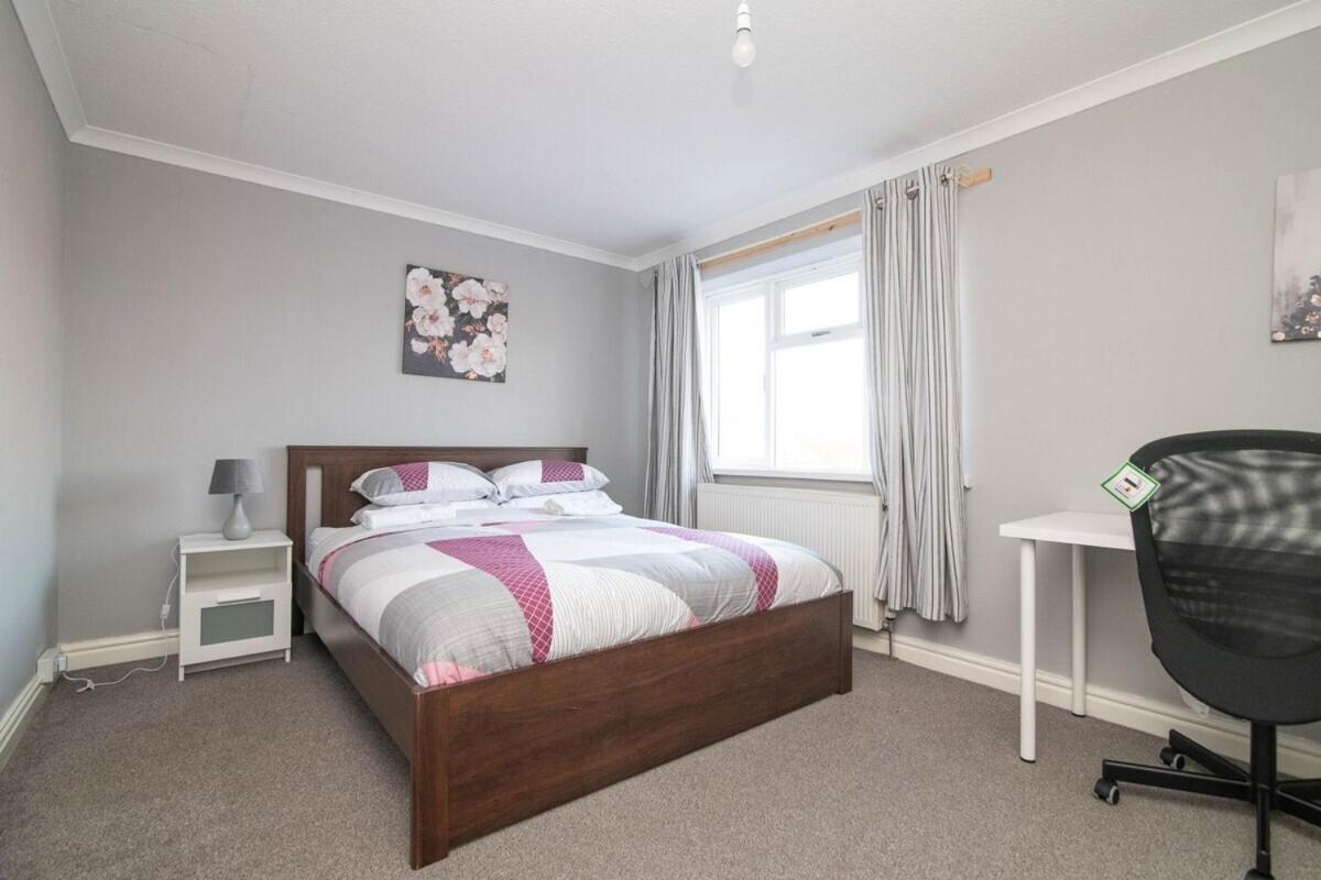 Spacious Two Bed House With Parking And Garden 达德利 外观 照片