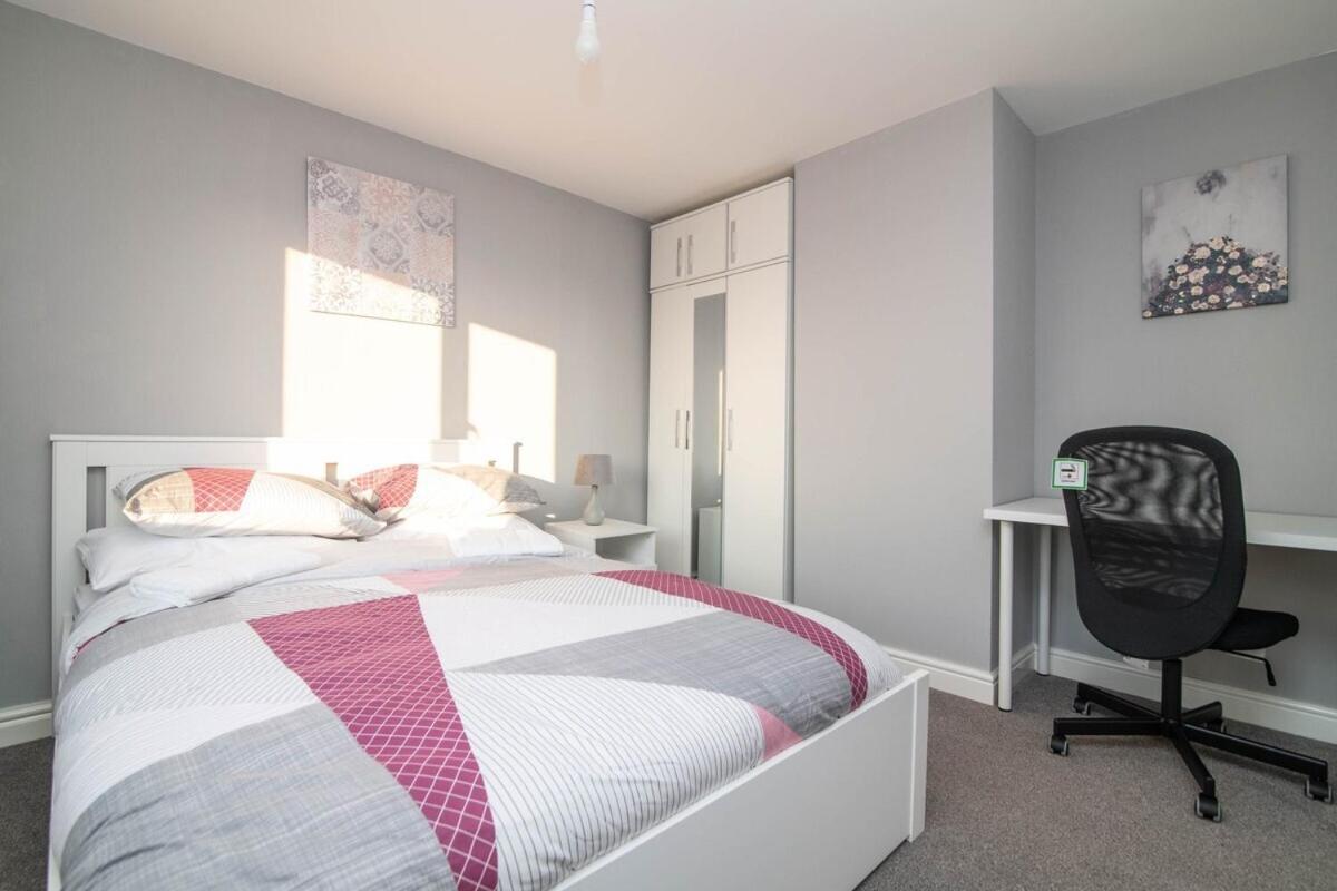 Spacious Two Bed House With Parking And Garden 达德利 外观 照片