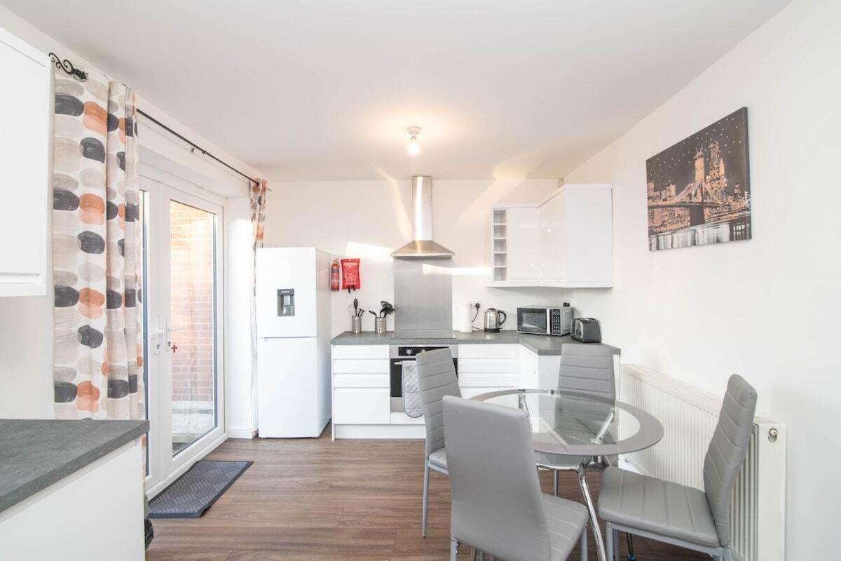 Spacious Two Bed House With Parking And Garden 达德利 外观 照片