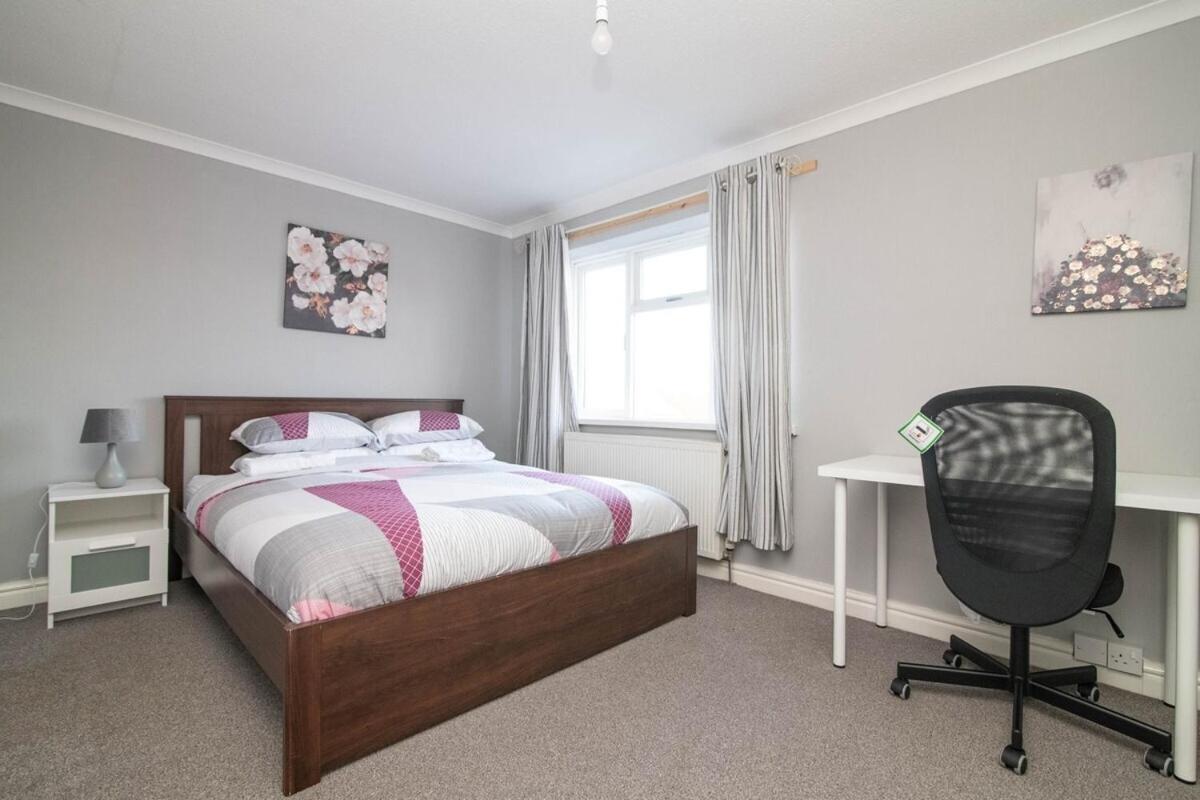 Spacious Two Bed House With Parking And Garden 达德利 外观 照片