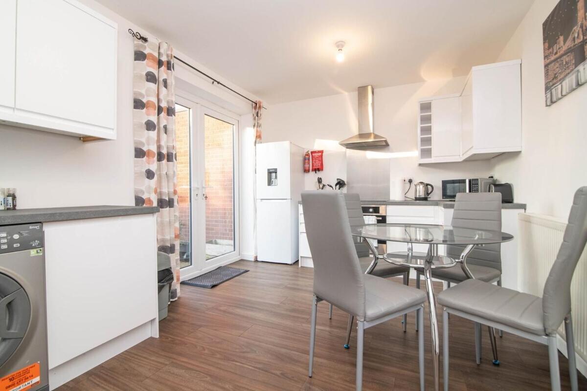 Spacious Two Bed House With Parking And Garden 达德利 外观 照片